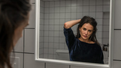 Rămâne de Văzut: „The Substance”, o experiență viscerală cu Demi Moore, acum în cinematografe!